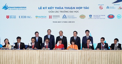 Thủ tướng CP chứng kiến lễ ký kết văn kiện hợp tác giữa các cơ sở đào tạo và doanh nghiệp du lịch (Ảnh:Quang Hiếu).